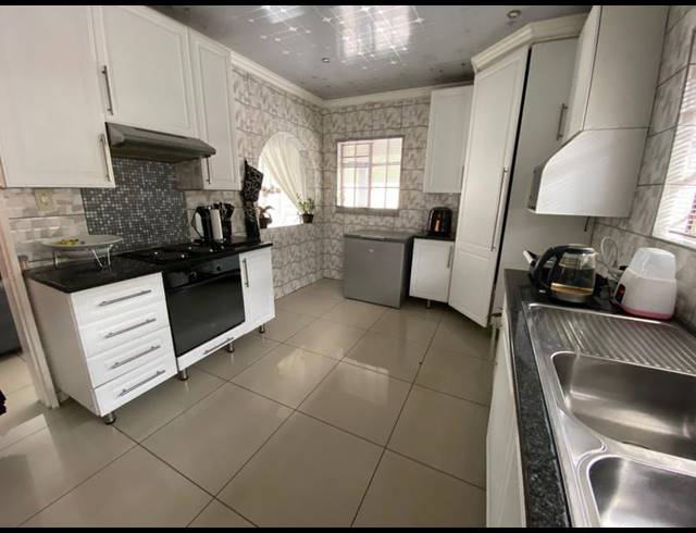 3 BEDROOM HOUSE FOR SALE IN CLAYVILLE